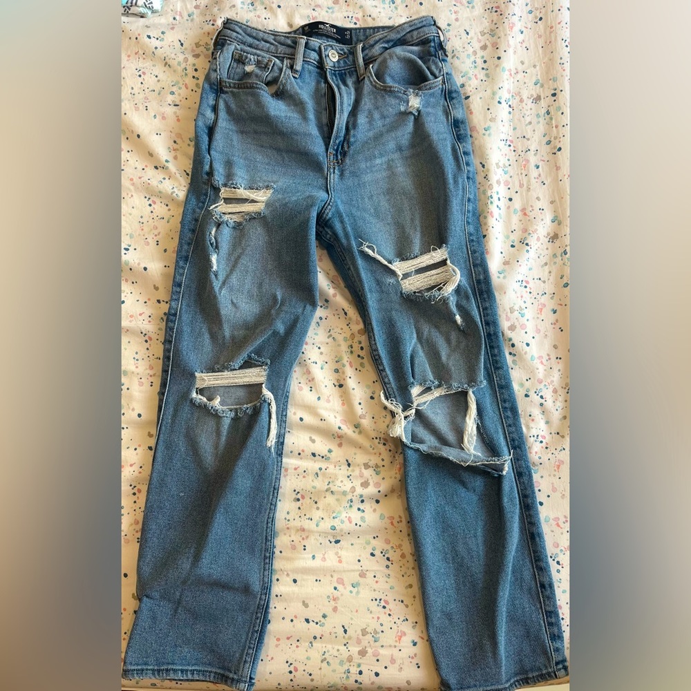 HOLLISTER RIPPED STRAIGHT JEANS
